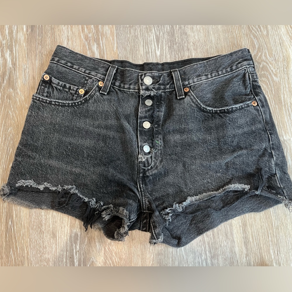 Levi’s high rise 4 button denim shorts - black - size 25
